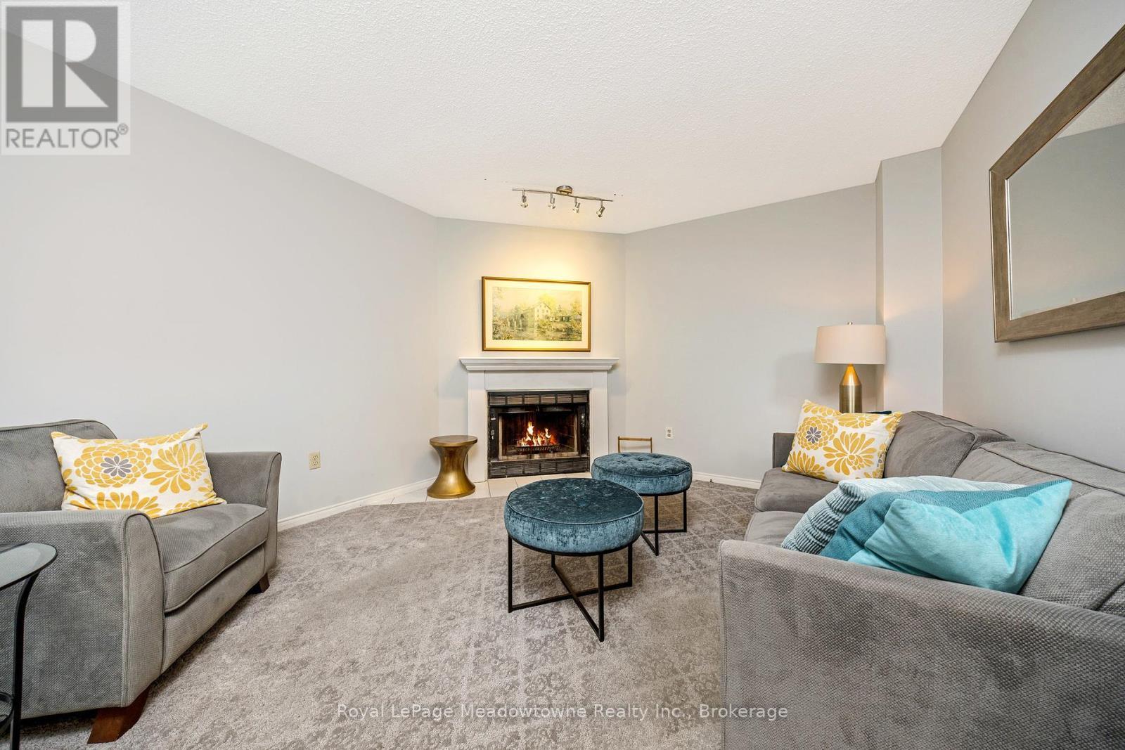 












6 - 500 SILVERTHORNE CRESCENT

,
Mississauga (Hurontario),




Ontario
L5R1W3

