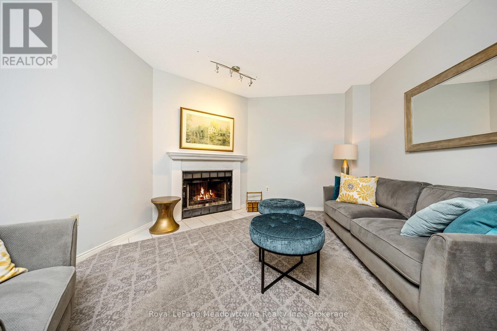 












6 - 500 SILVERTHORNE CRESCENT

,
Mississauga (Hurontario),




Ontario
L5R1W3

