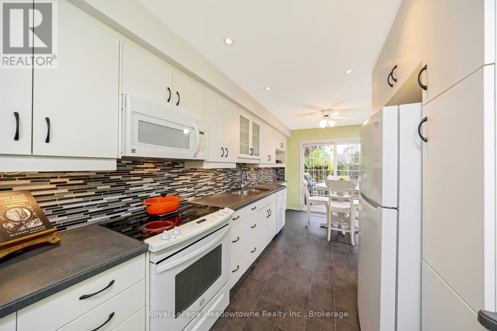 












6 - 500 SILVERTHORNE CRESCENT

,
Mississauga (Hurontario),




Ontario
L5R1W3


