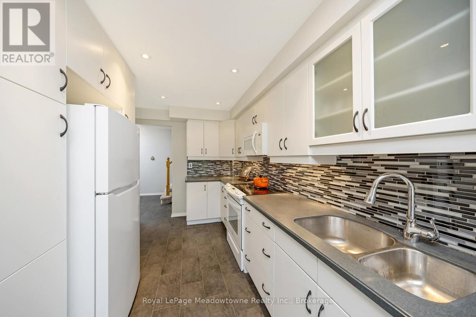 












6 - 500 SILVERTHORNE CRESCENT

,
Mississauga (Hurontario),




Ontario
L5R1W3


