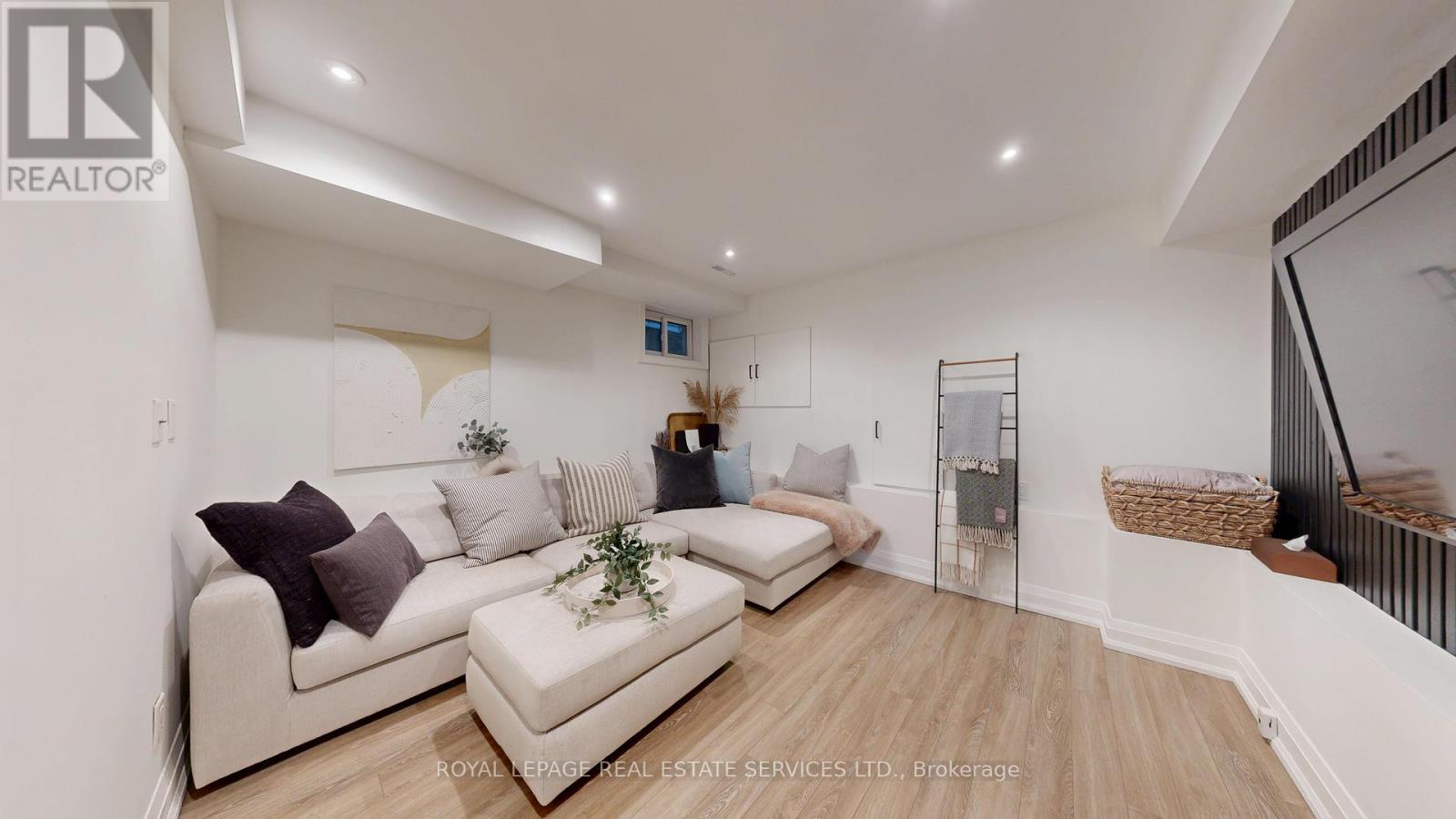 












149 LANGFORD AVENUE

,
Toronto,




Ontario
M4J3E5

