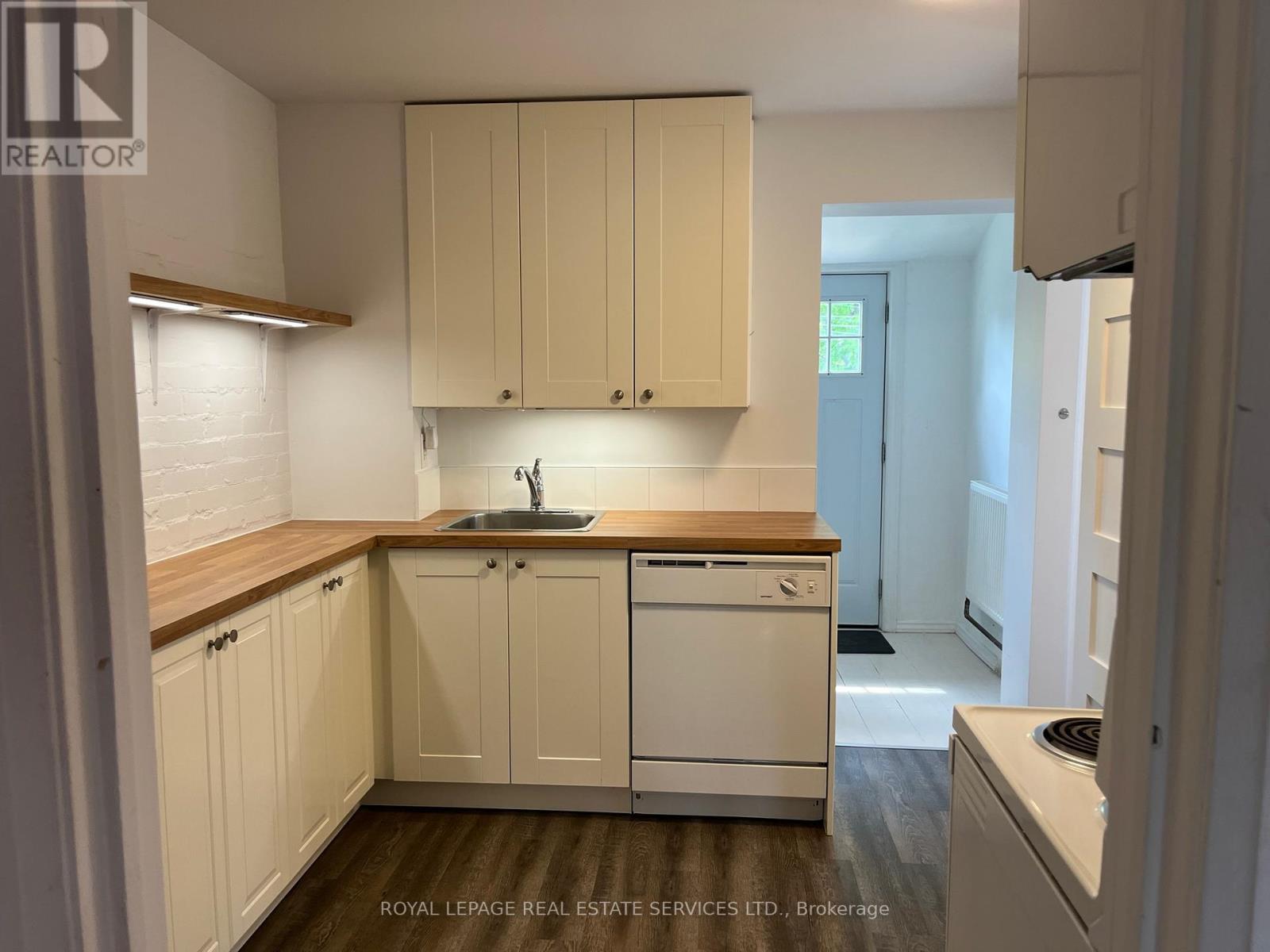 












MAIN - 40 BONNIE BRAE BOULEVARD

,
Toronto,




Ontario
M4J4N2

