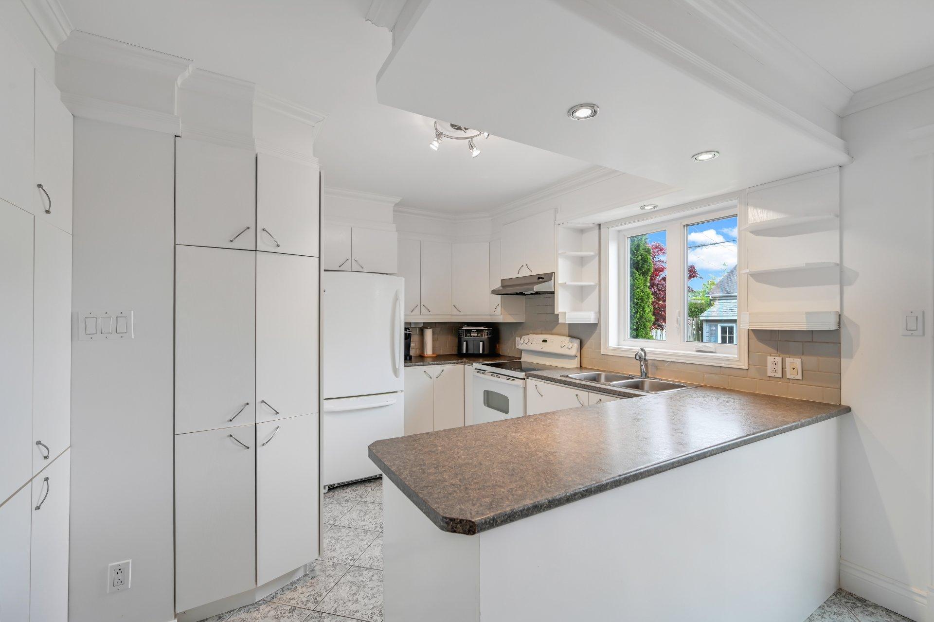 









254


Rue Foucher

,
Saint-Jean-sur-Richelieu,




QC
J3B8P5

