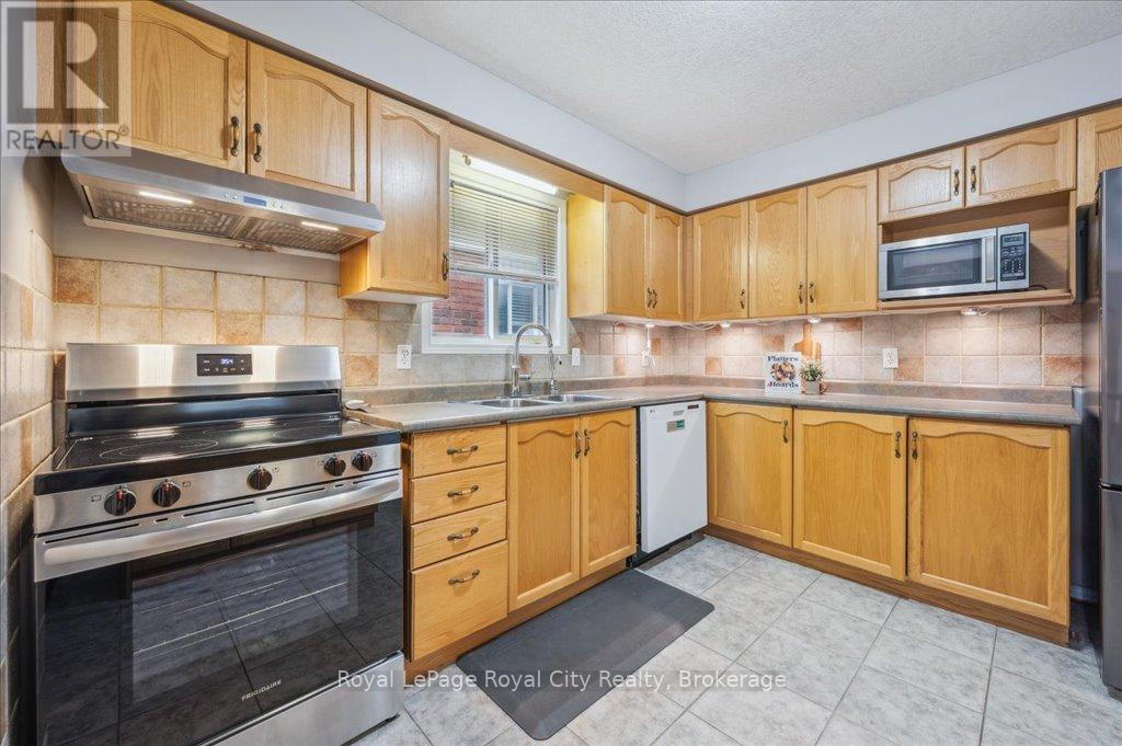 












93 DOYLE DRIVE

,
Guelph (Clairfields/Hanlon Business Park),




Ontario
N1G5B9

