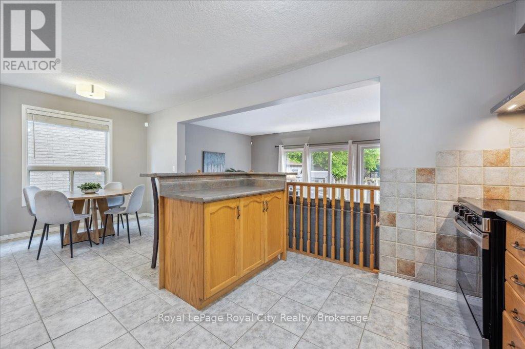 












93 DOYLE DRIVE

,
Guelph (Clairfields/Hanlon Business Park),




Ontario
N1G5B9

