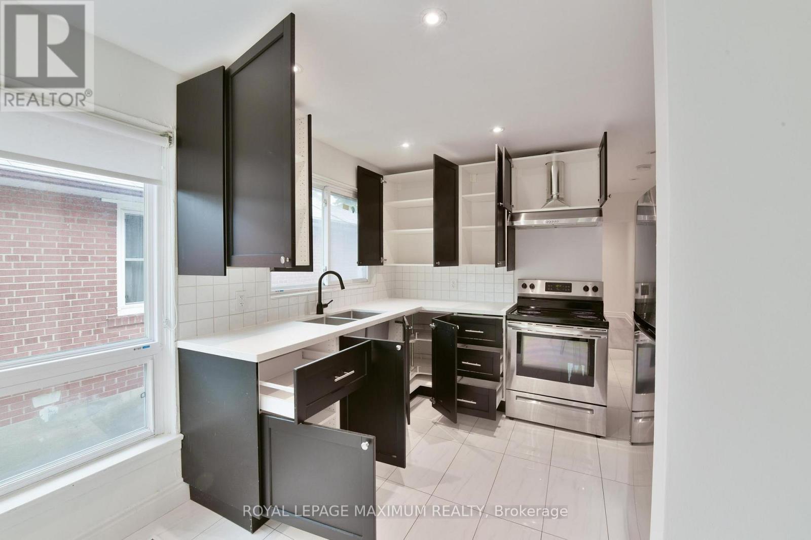 












100 LINDEN AVENUE

,
Toronto,




Ontario
M1K3H8

