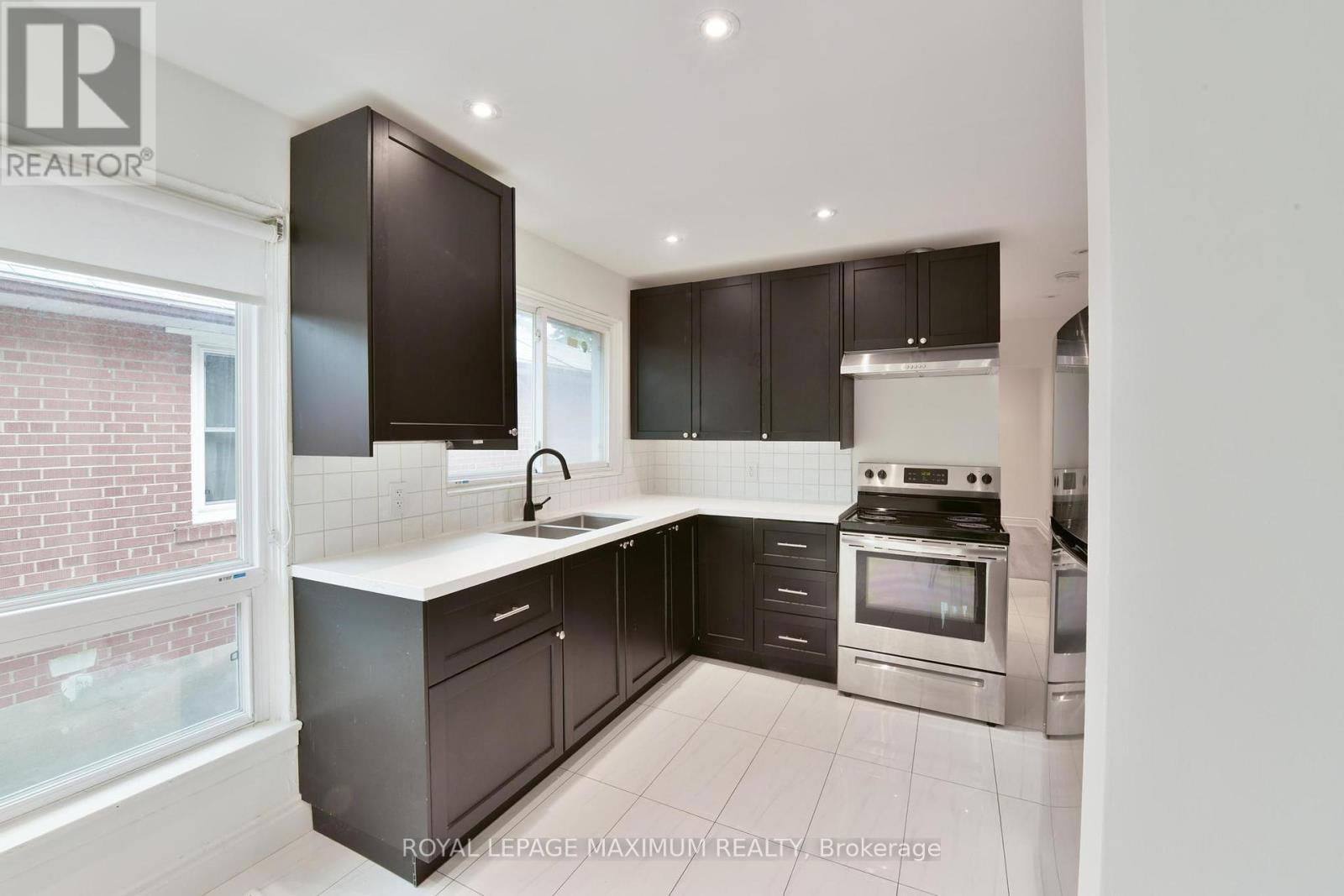 












100 LINDEN AVENUE

,
Toronto,




Ontario
M1K3H8

