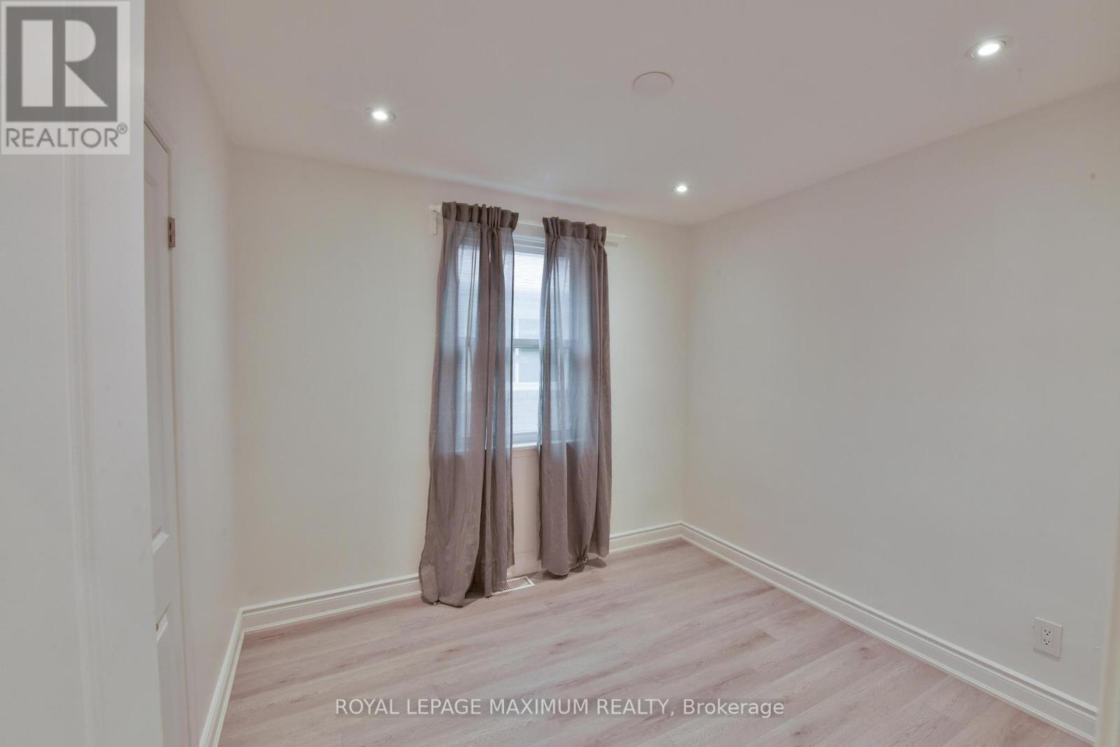 












100 LINDEN AVENUE

,
Toronto,




Ontario
M1K3H8

