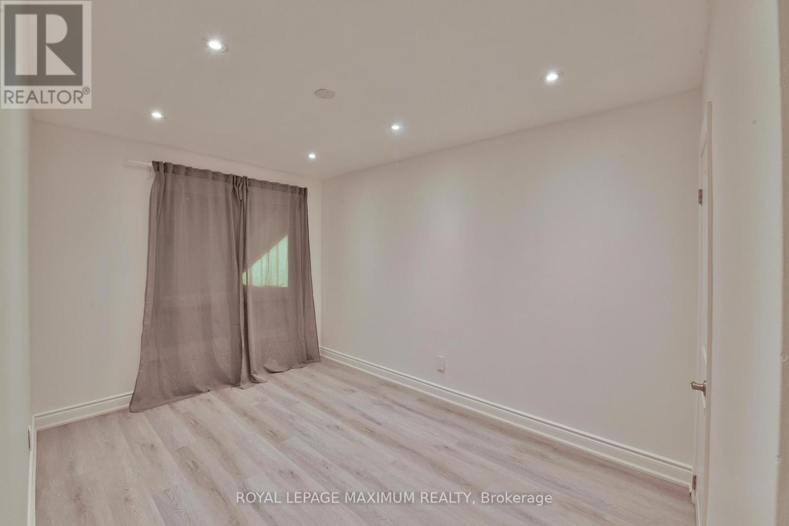 












100 LINDEN AVENUE

,
Toronto,




Ontario
M1K3H8

