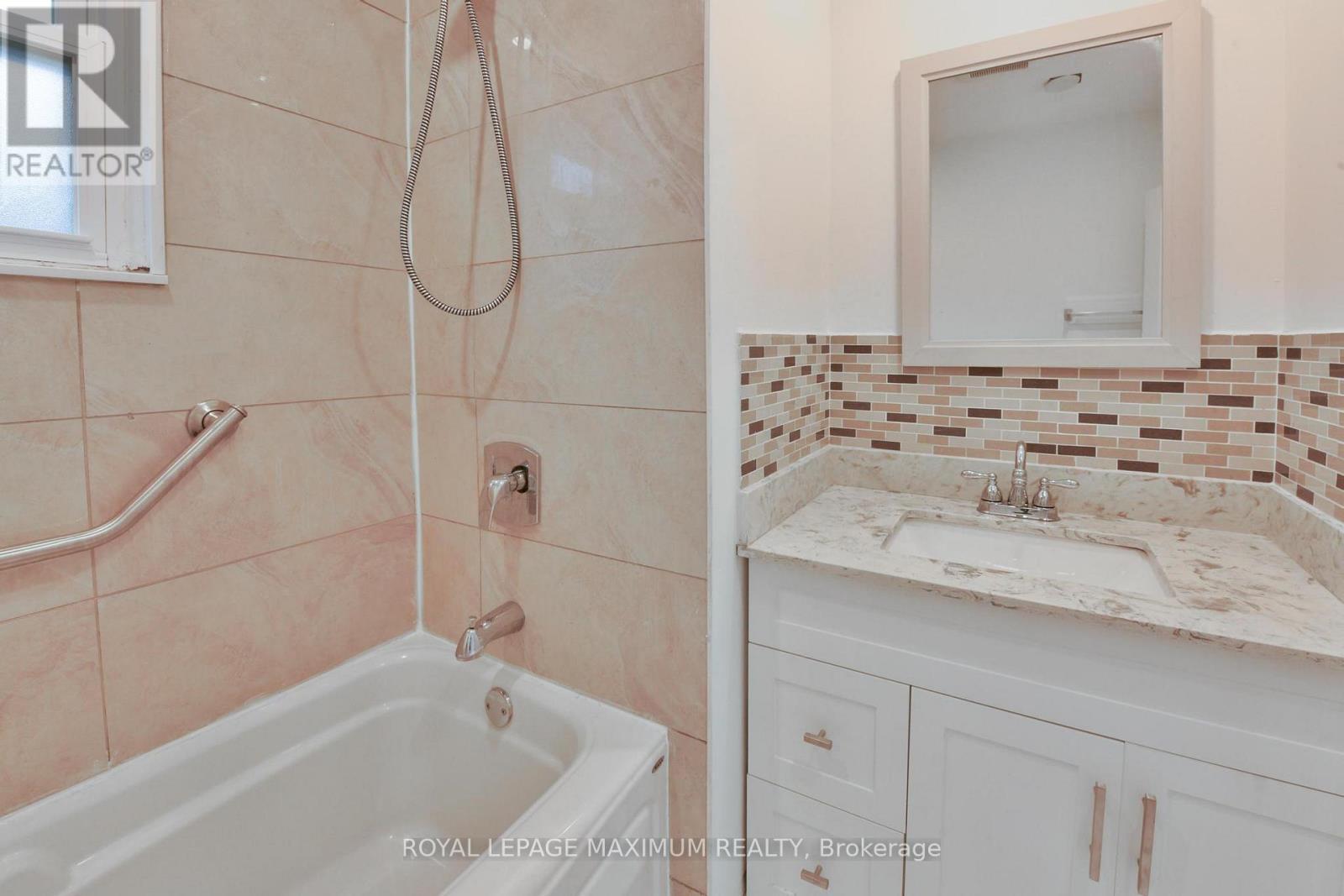 












100 LINDEN AVENUE

,
Toronto,




Ontario
M1K3H8

