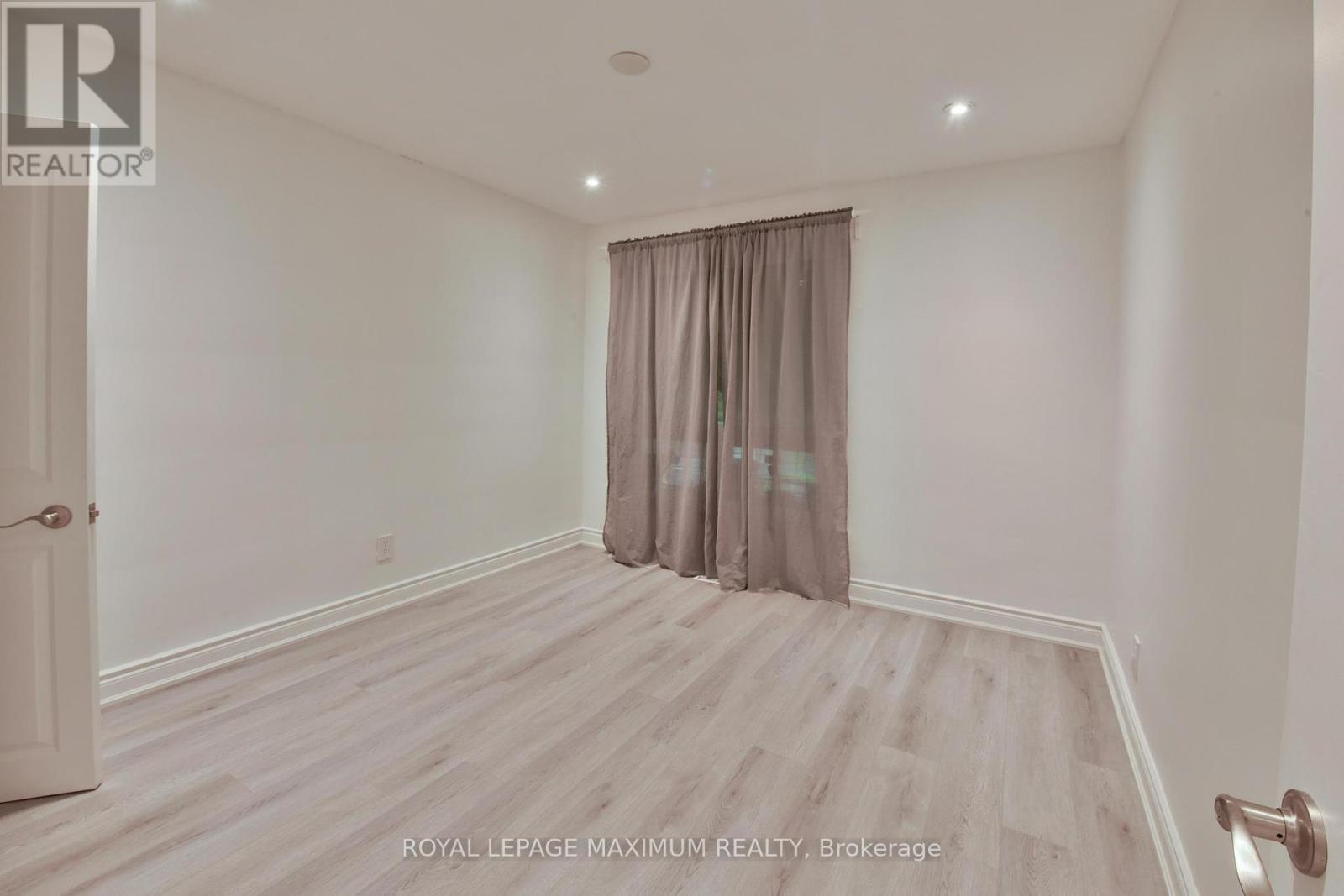 












100 LINDEN AVENUE

,
Toronto,




Ontario
M1K3H8

