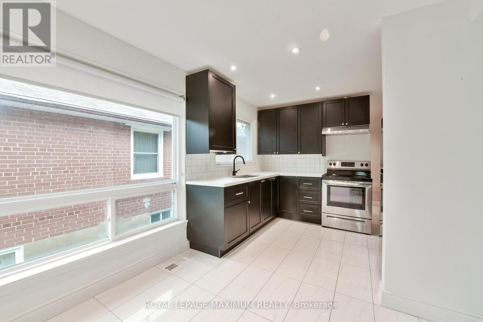 












100 LINDEN AVENUE

,
Toronto,




Ontario
M1K3H8


