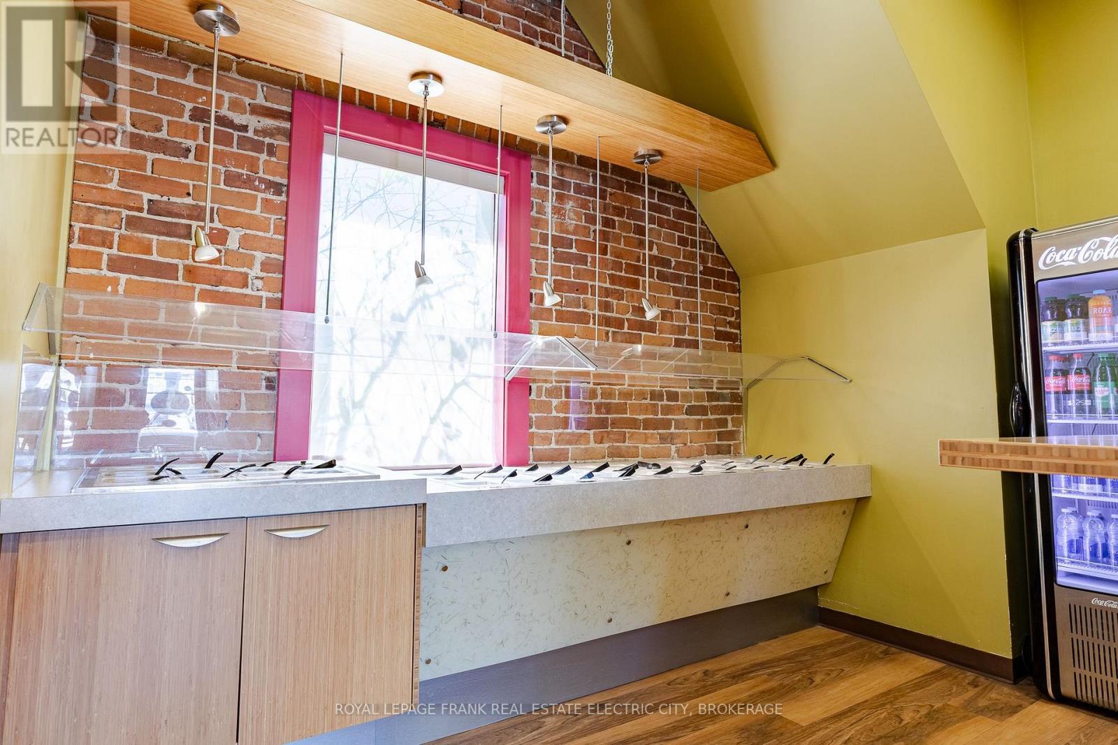 












8 - 188 HUNTER STREET W

,
Peterborough (Downtown),




Ontario
K9H2L2

