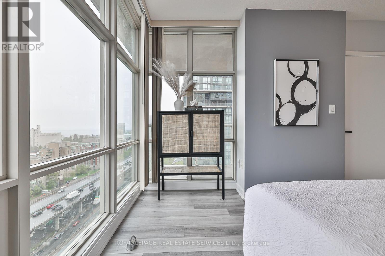












2212 - 35 MARINER TERRACE

,
Toronto,




Ontario
M5V3V9

