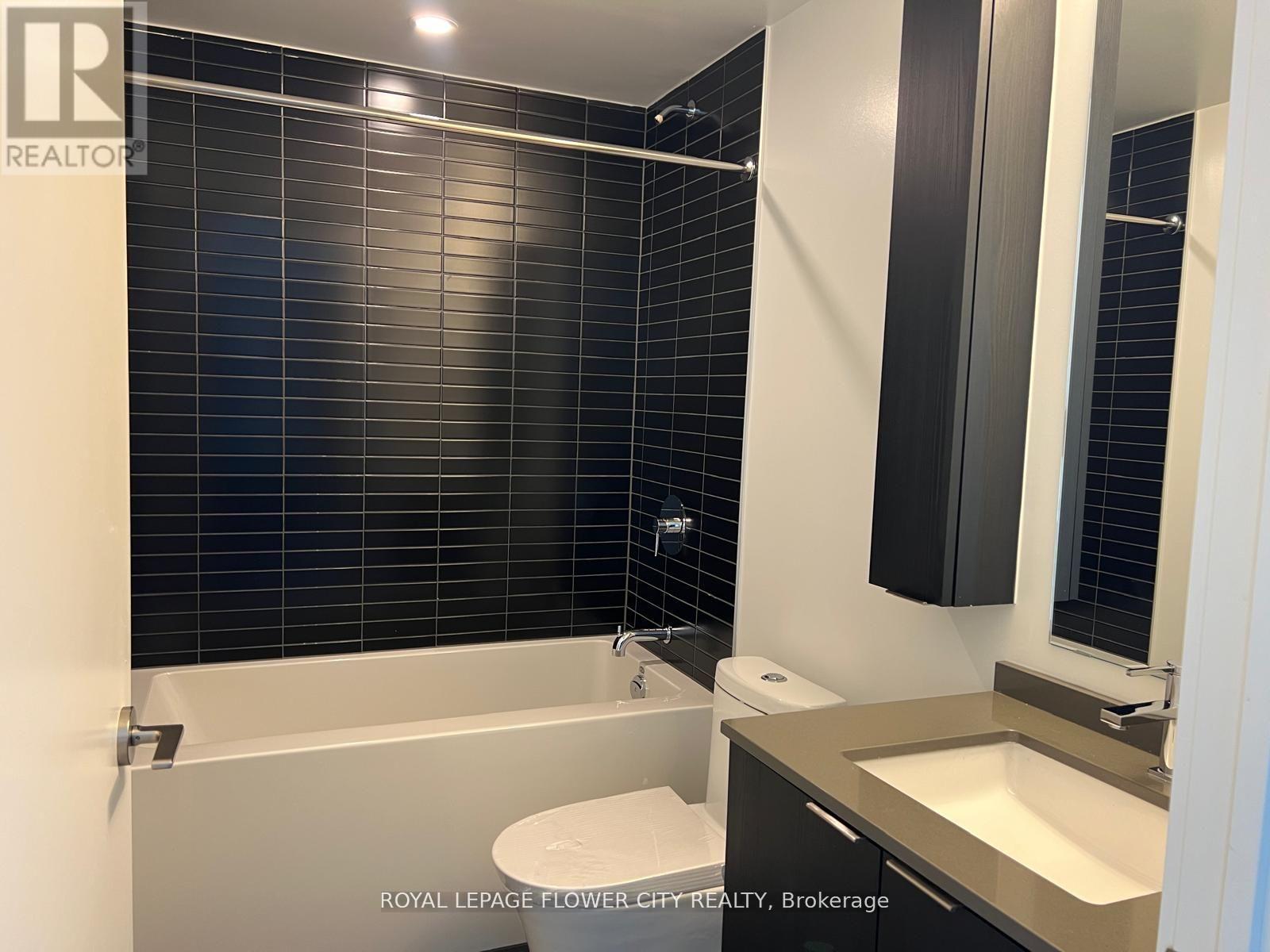 












1121 - 86 DUNDAS STREET

,
Mississauga,




Ontario
L5A1W4

