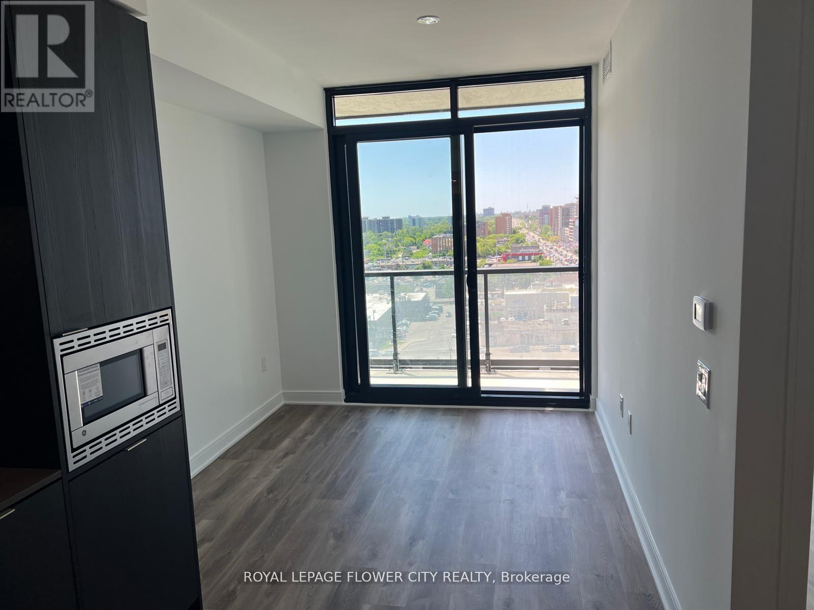 












1121 - 86 DUNDAS STREET

,
Mississauga,




Ontario
L5A1W4

