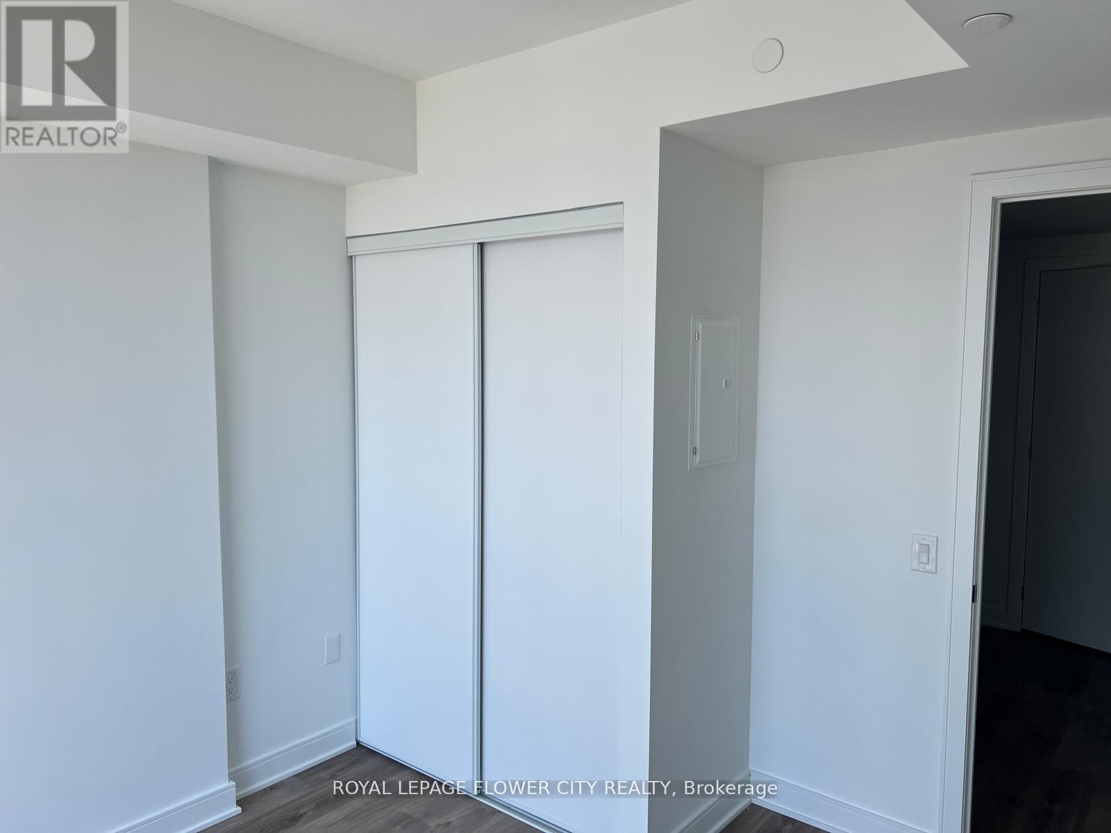 












1121 - 86 DUNDAS STREET

,
Mississauga,




Ontario
L5A1W4

