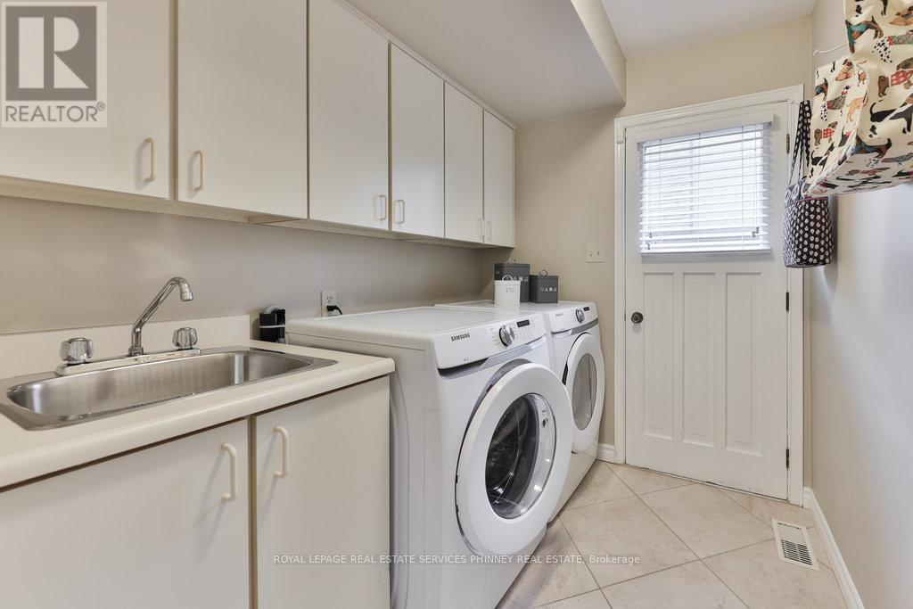 












1174 WHITEOAKS AVENUE

,
Mississauga,




Ontario
L5J3B5

