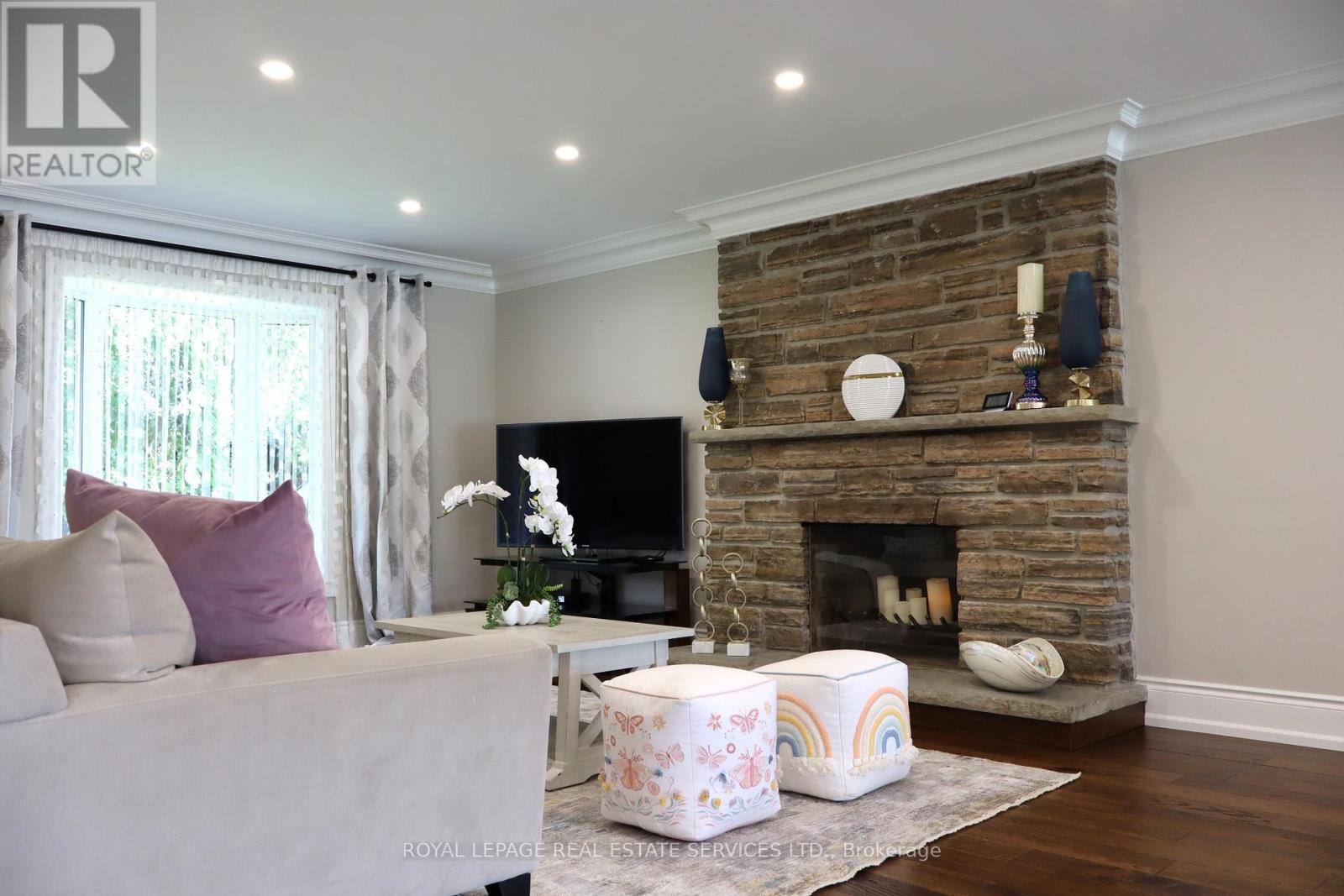 












1141 VICKI LANE

,
Mississauga,




Ontario
L5C2X9

