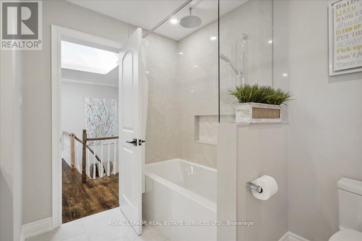 












1141 VICKI LANE

,
Mississauga,




Ontario
L5C2X9

