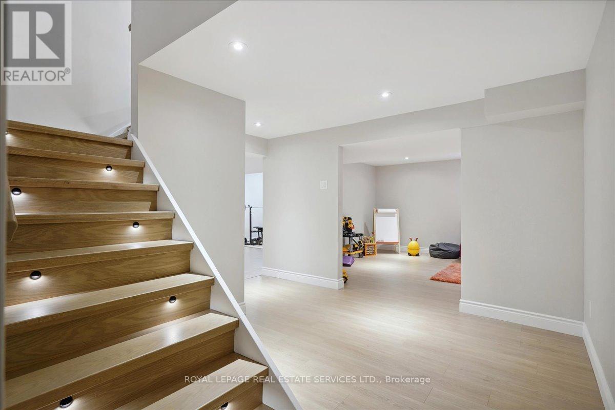 












1141 VICKI LANE

,
Mississauga,




Ontario
L5C2X9

