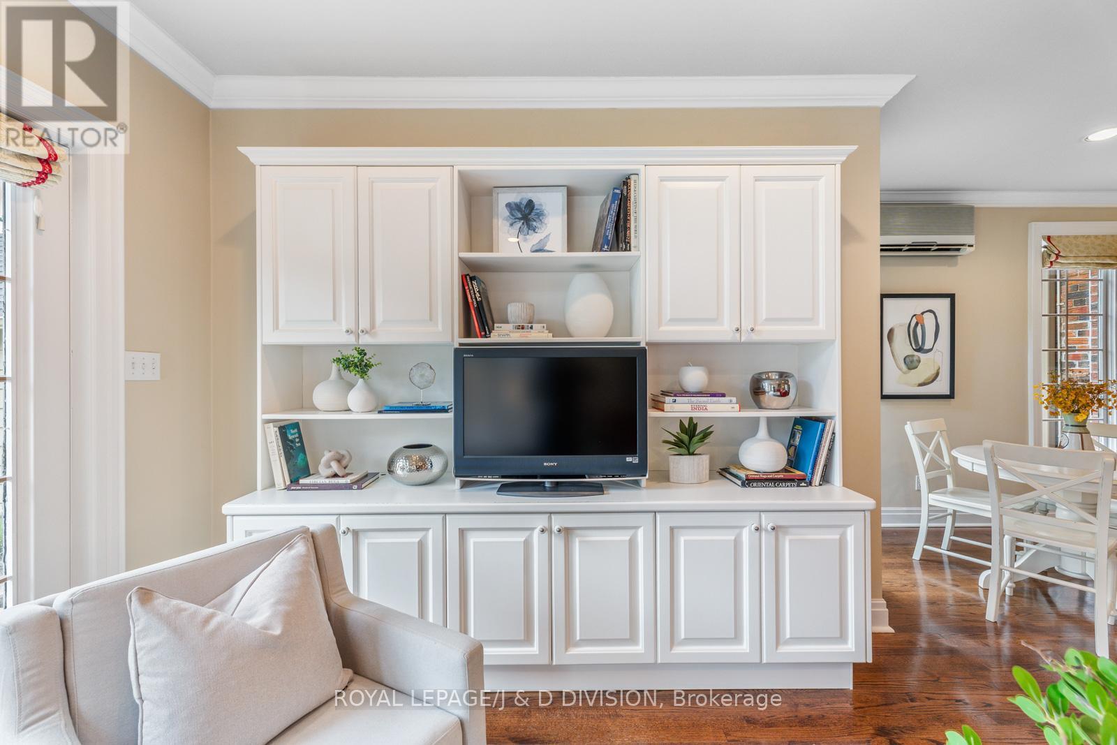 












77 HIGHBOURNE ROAD

,
Toronto,




Ontario
M5P2J3

