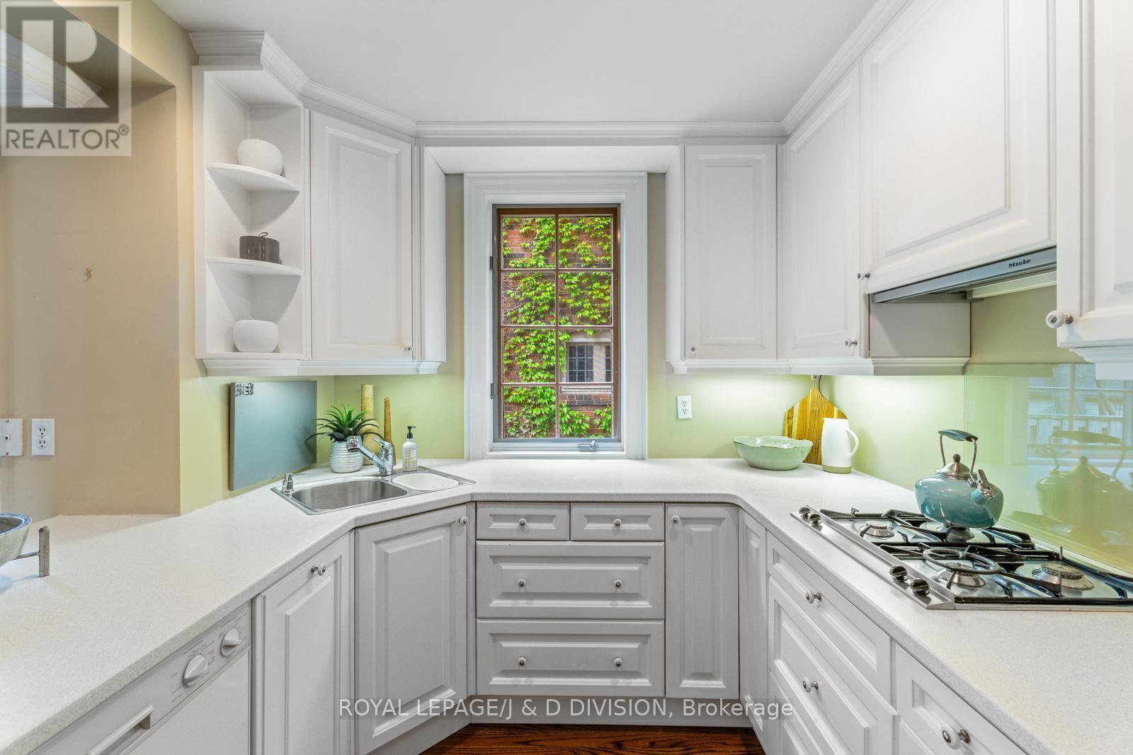 












77 HIGHBOURNE ROAD

,
Toronto,




Ontario
M5P2J3

