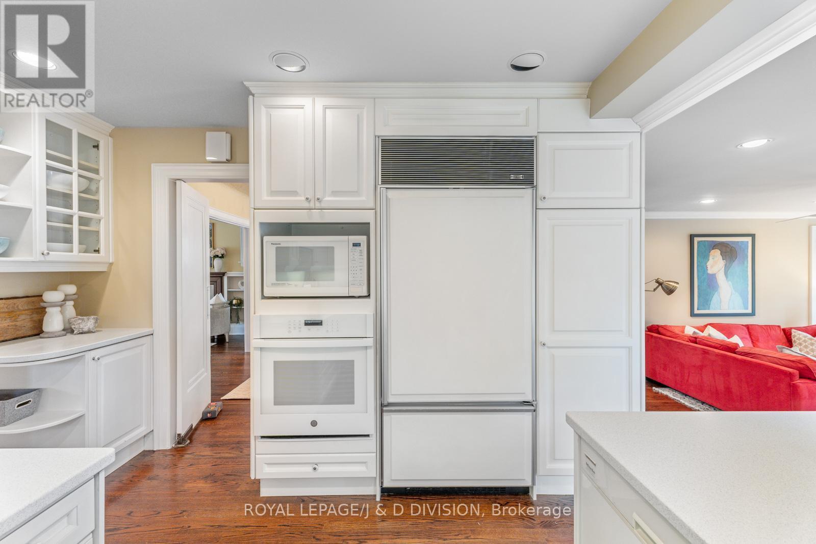 












77 HIGHBOURNE ROAD

,
Toronto,




Ontario
M5P2J3


