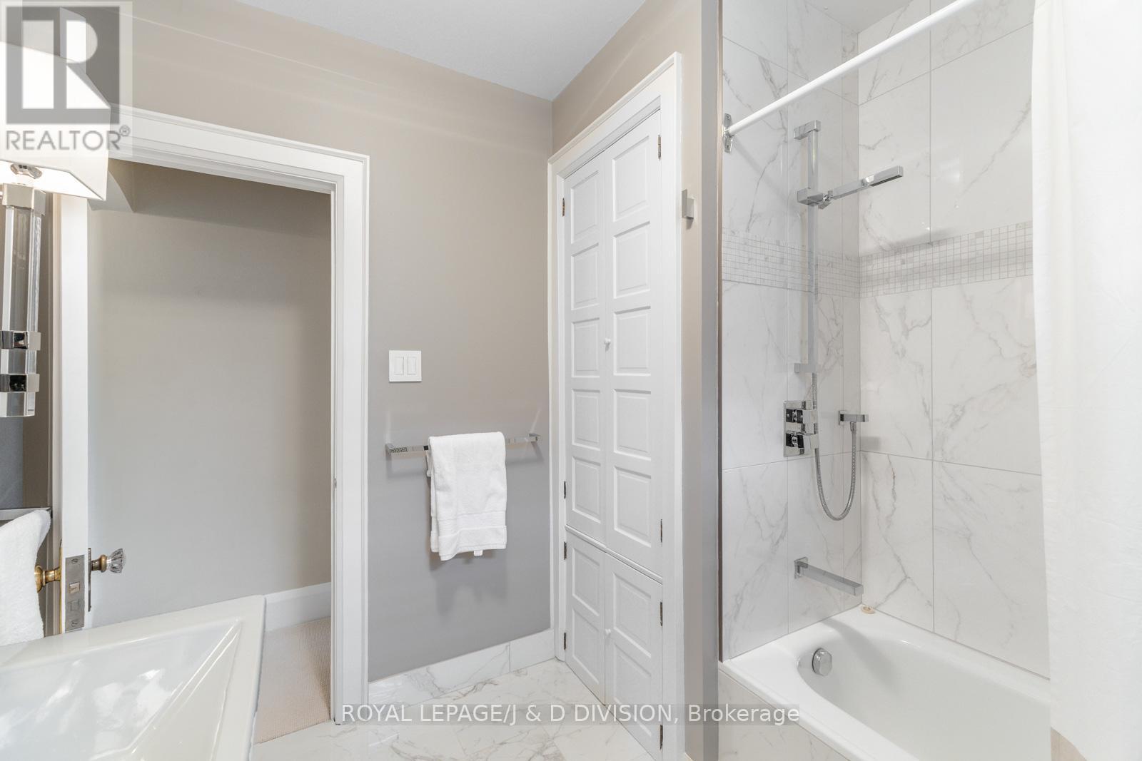 












77 HIGHBOURNE ROAD

,
Toronto,




Ontario
M5P2J3

