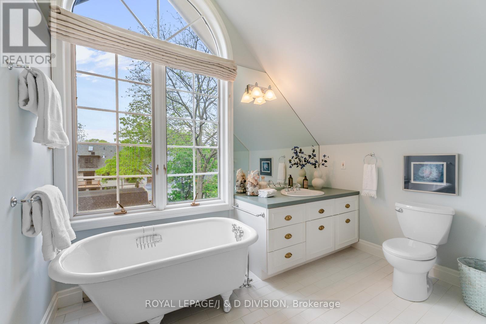 












77 HIGHBOURNE ROAD

,
Toronto,




Ontario
M5P2J3


