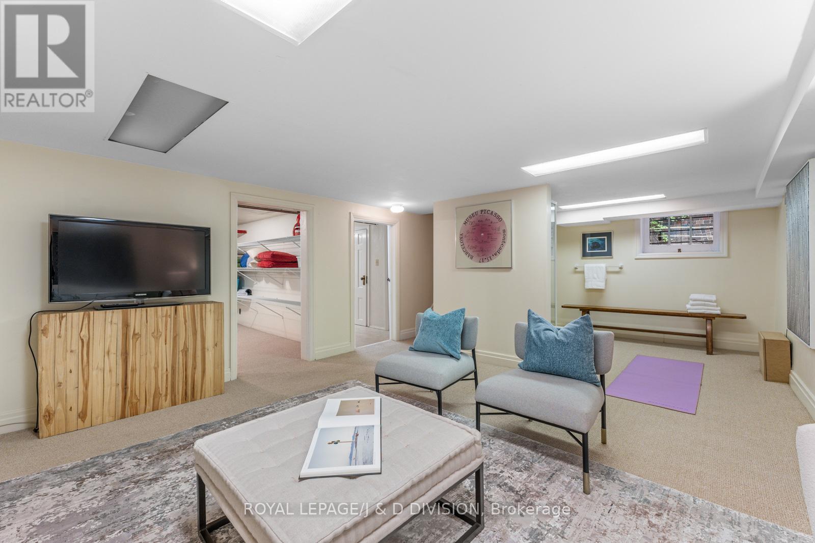 












77 HIGHBOURNE ROAD

,
Toronto,




Ontario
M5P2J3

