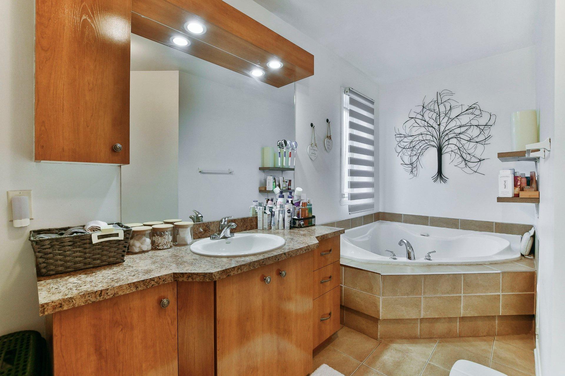 









500

 - 504


Av. de l'Étang

,
Mascouche,




QC
J7K0C6

