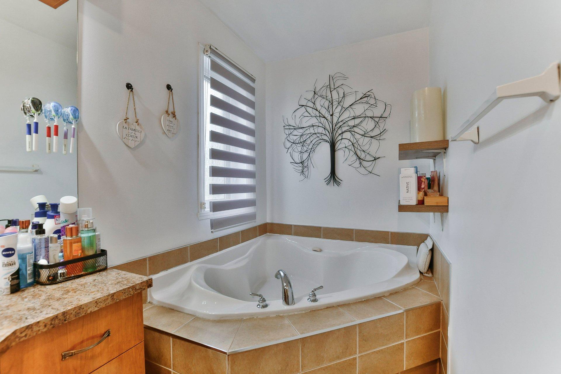 









500

 - 504


Av. de l'Étang

,
Mascouche,




QC
J7K0C6

