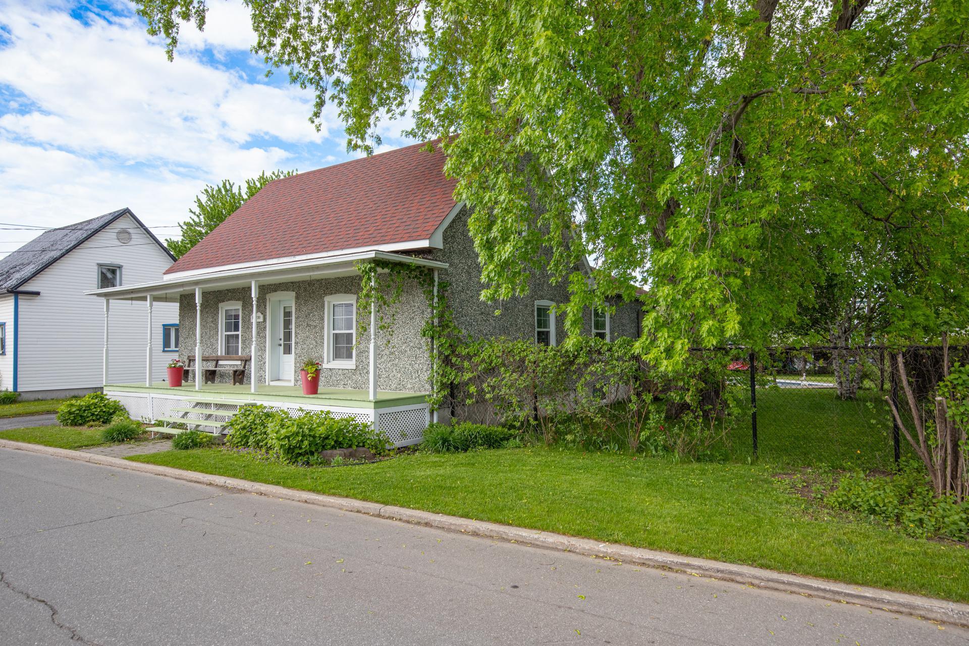 









14230


Av. Guy

,
Saint-Hyacinthe,




QC
J2R1V7


