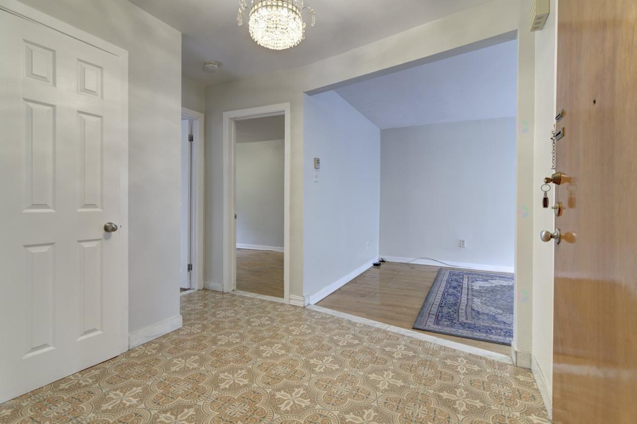 









8675


Av. Champagneur

,
Montréal (Villeray/Saint-Michel/Parc-Extension),




QC
H3N2L1


