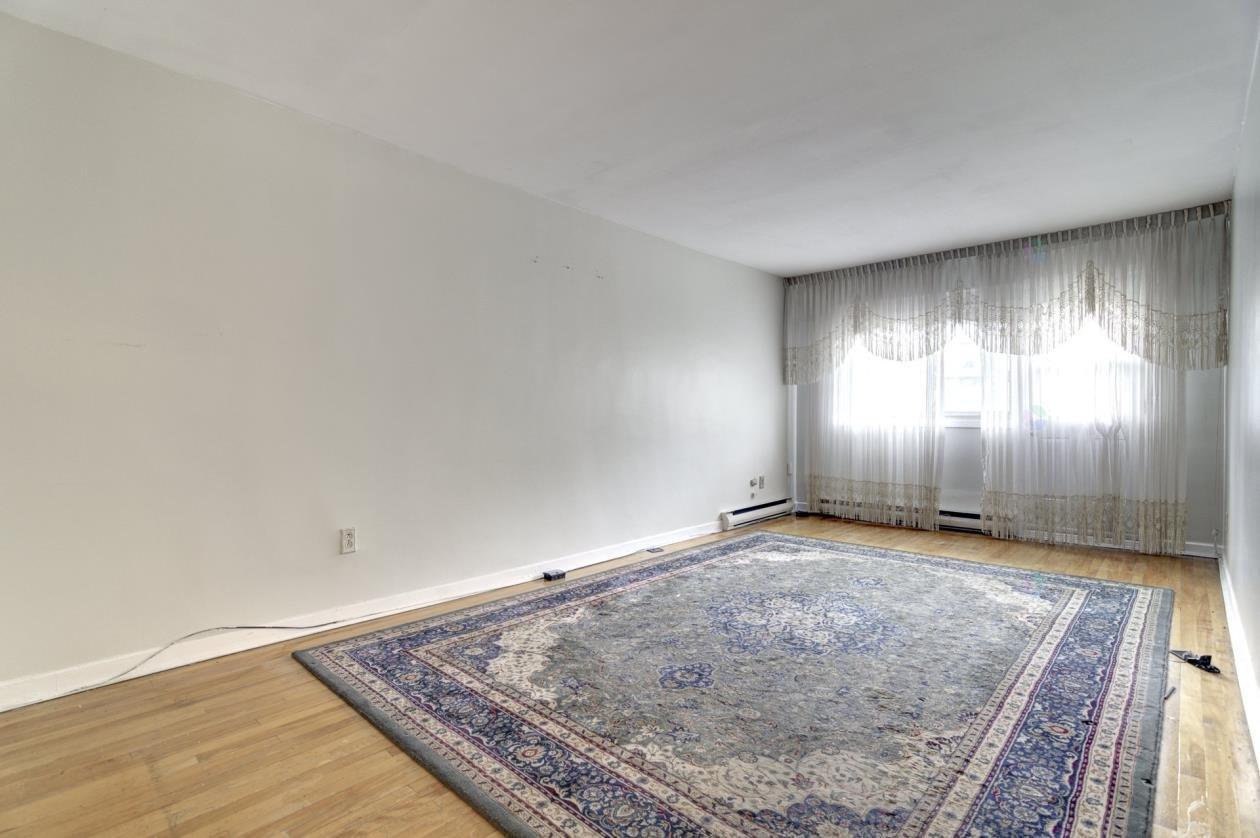 









8675


Av. Champagneur

,
Montréal (Villeray/Saint-Michel/Parc-Extension),




QC
H3N2L1

