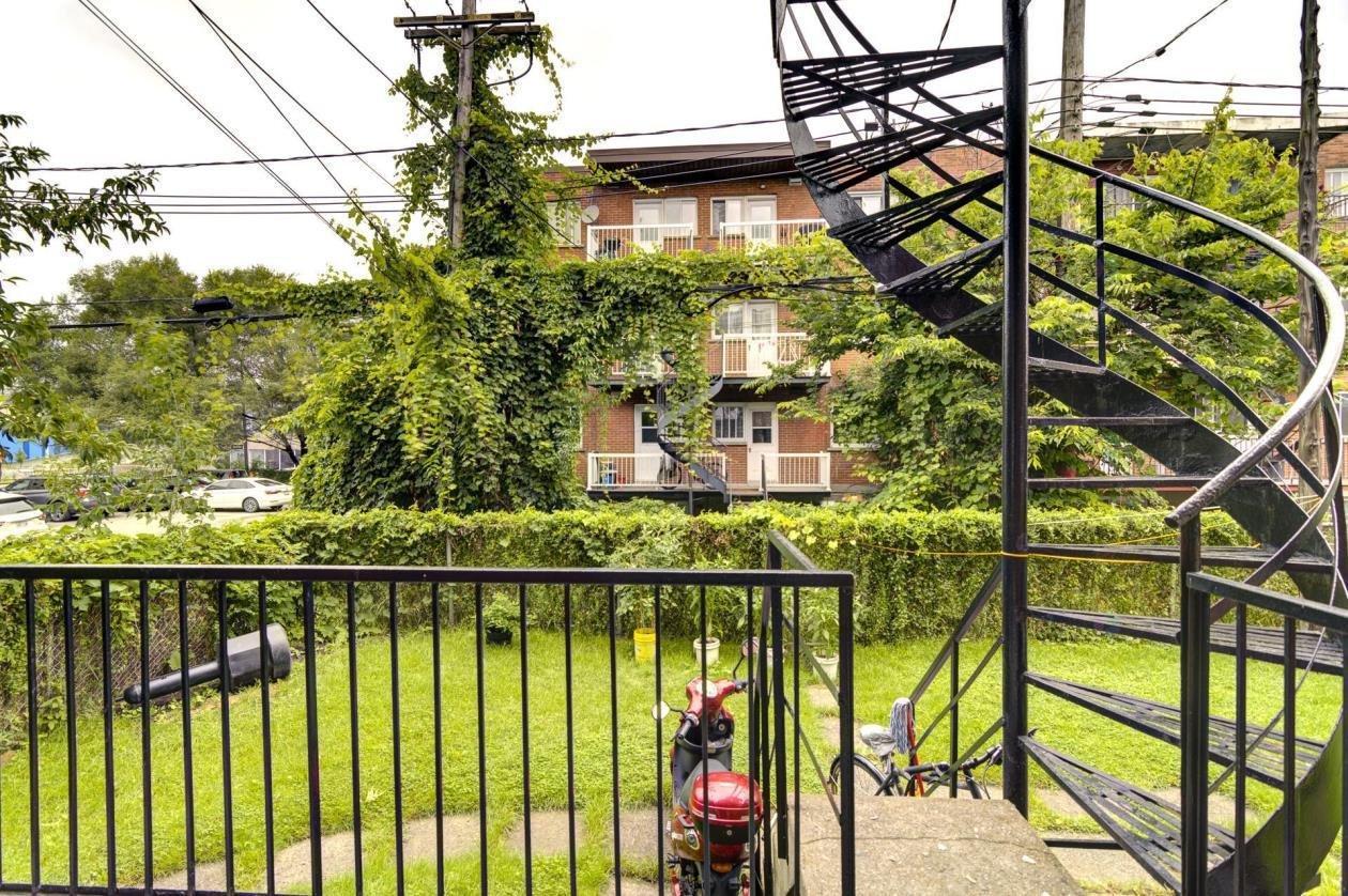 









8675


Av. Champagneur

,
Montréal (Villeray/Saint-Michel/Parc-Extension),




QC
H3N2L1

