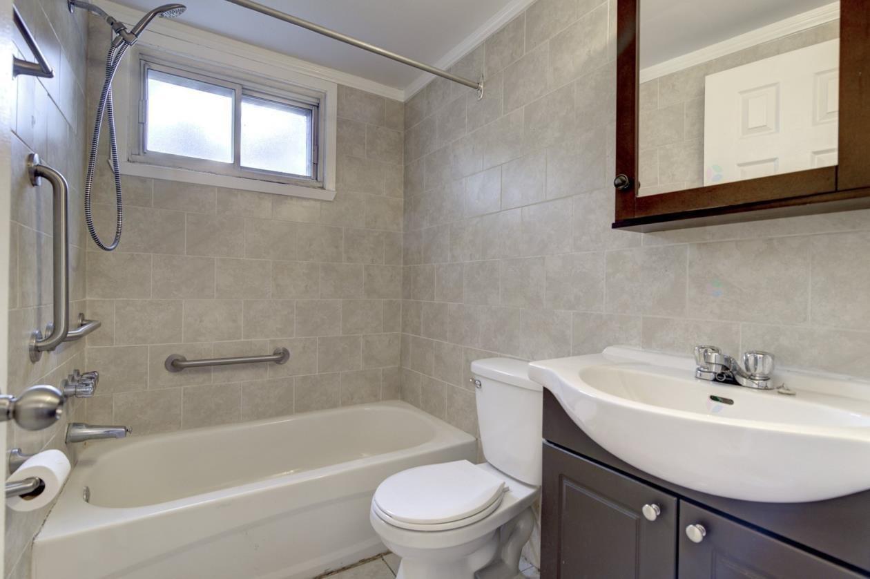 









8675


Av. Champagneur

,
Montréal (Villeray/Saint-Michel/Parc-Extension),




QC
H3N2L1

