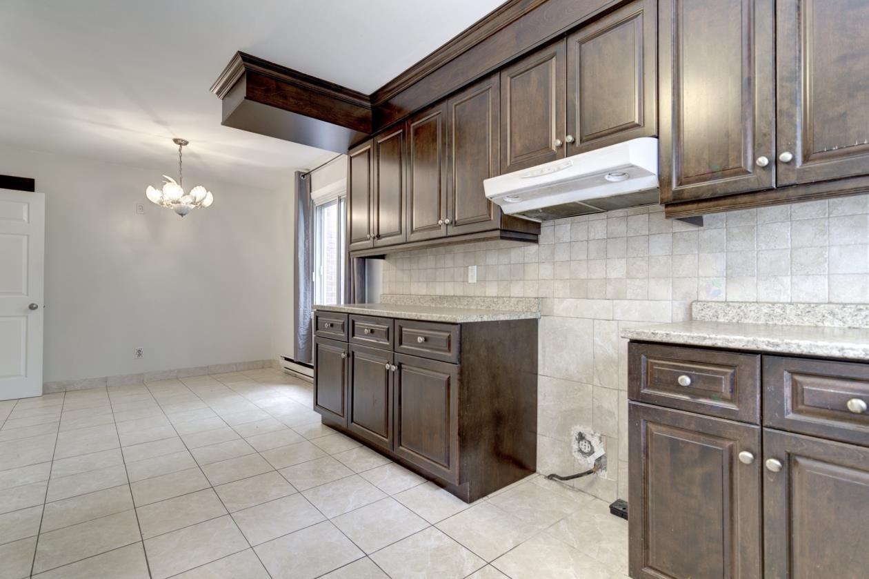 









8675


Av. Champagneur

,
Montréal (Villeray/Saint-Michel/Parc-Extension),




QC
H3N2L1

