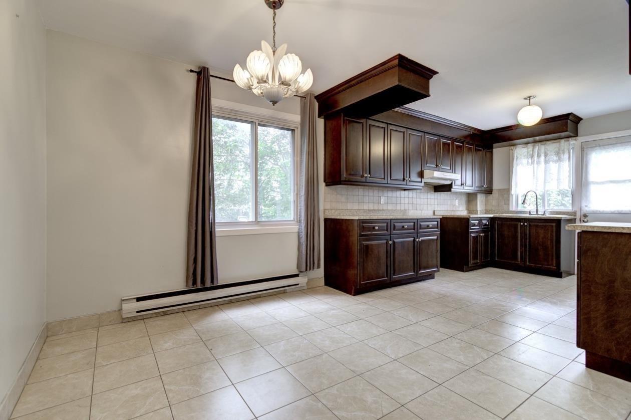 









8675


Av. Champagneur

,
Montréal (Villeray/Saint-Michel/Parc-Extension),




QC
H3N2L1


