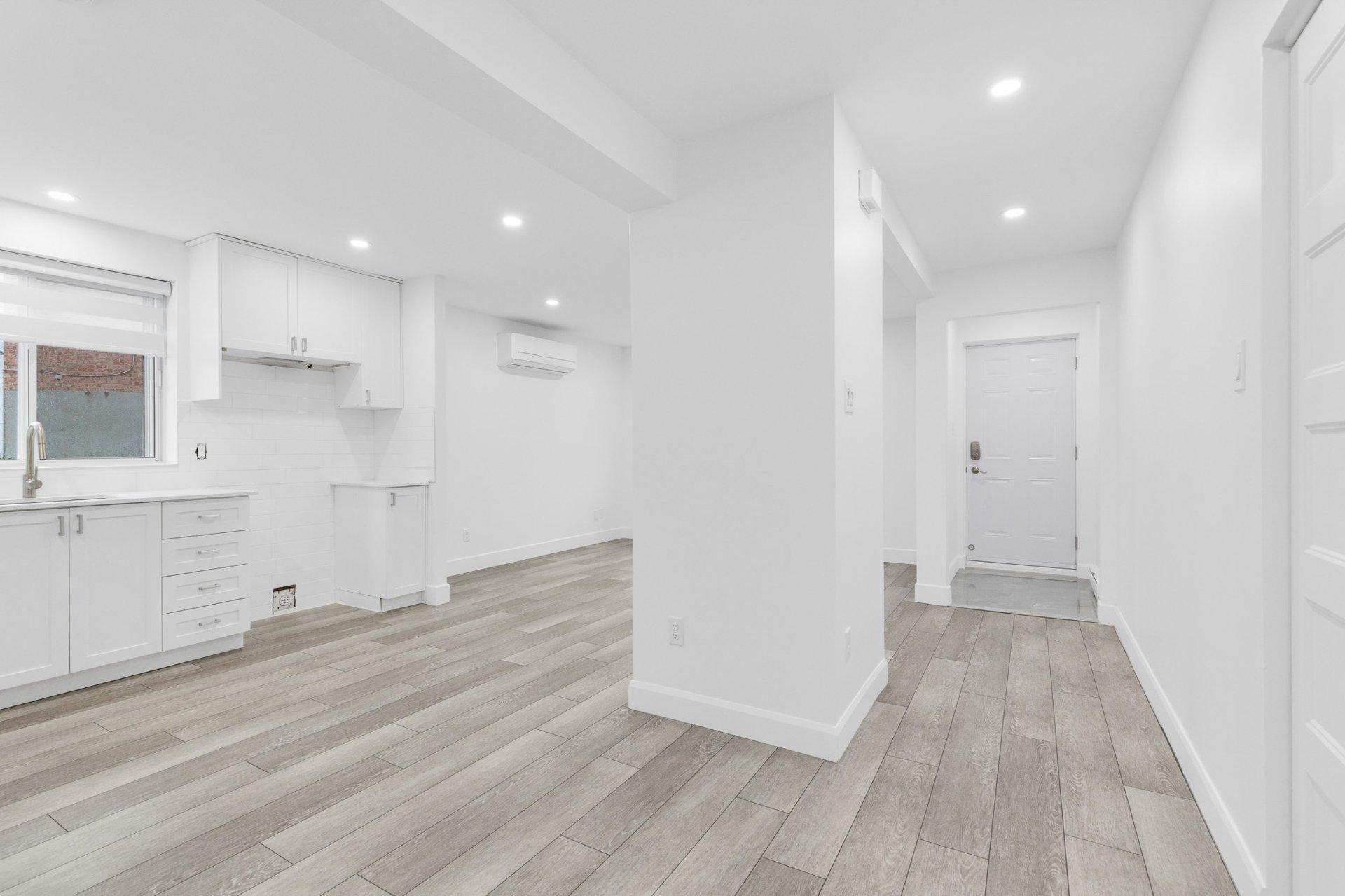 









5541


Av. Clarendon

,
Laval (Chomedey),




QC
H7W5J4

