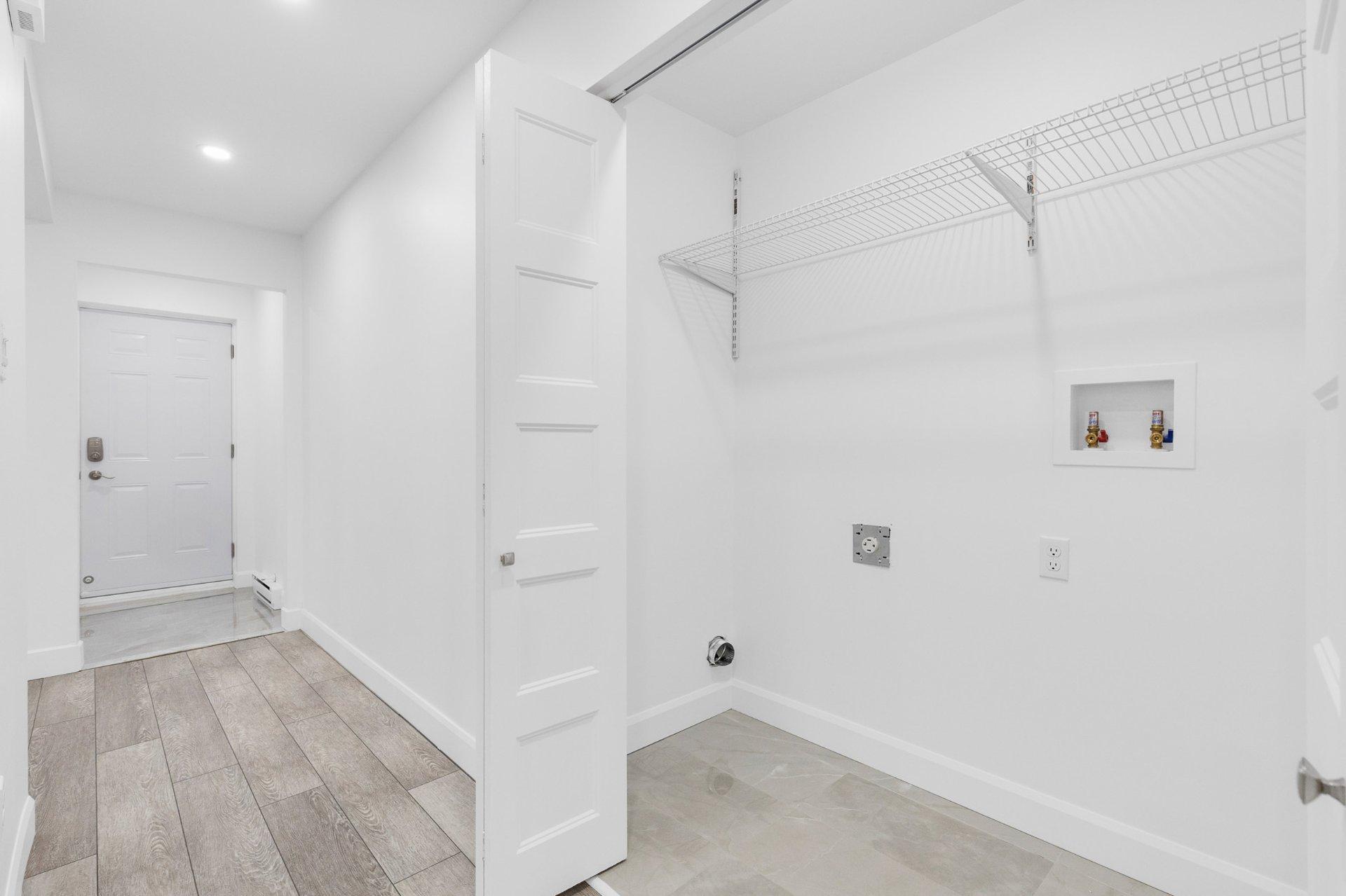 









5541


Av. Clarendon

,
Laval (Chomedey),




QC
H7W5J4

