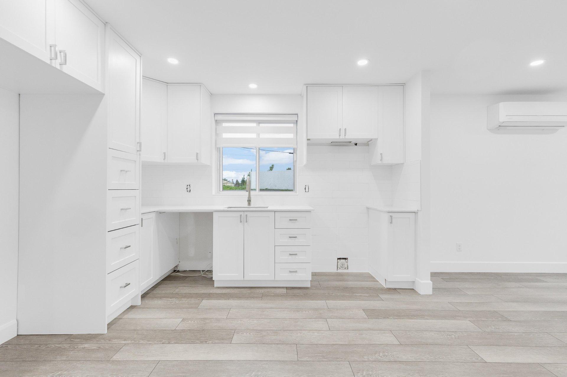 









5541


Av. Clarendon

,
Laval (Chomedey),




QC
H7W5J4

