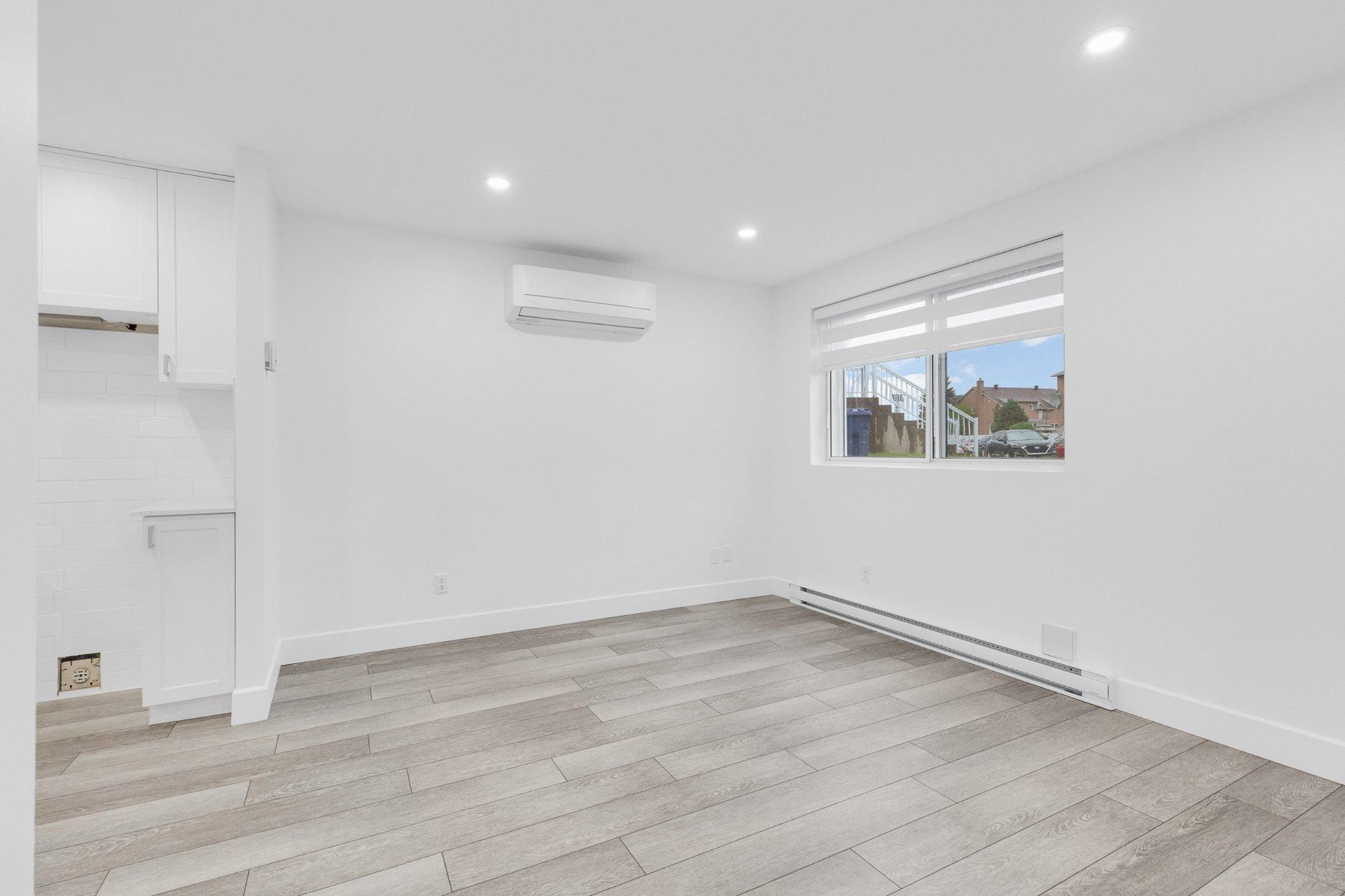 









5541


Av. Clarendon

,
Laval (Chomedey),




QC
H7W5J4

