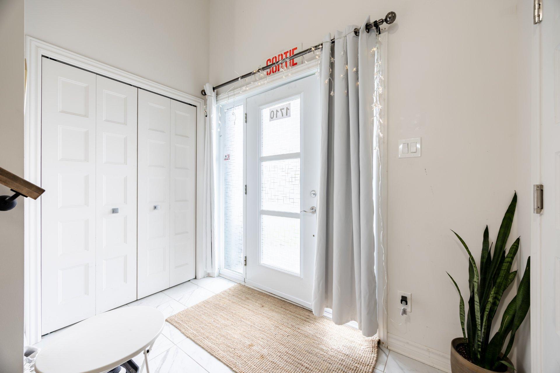 









1710


Rue Coderre

,
Longueuil (Saint-Hubert),




QC
J3Y4N1

