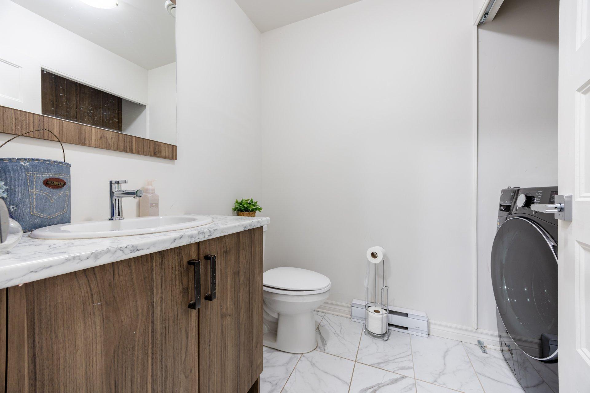 









1710


Rue Coderre

,
Longueuil (Saint-Hubert),




QC
J3Y4N1

