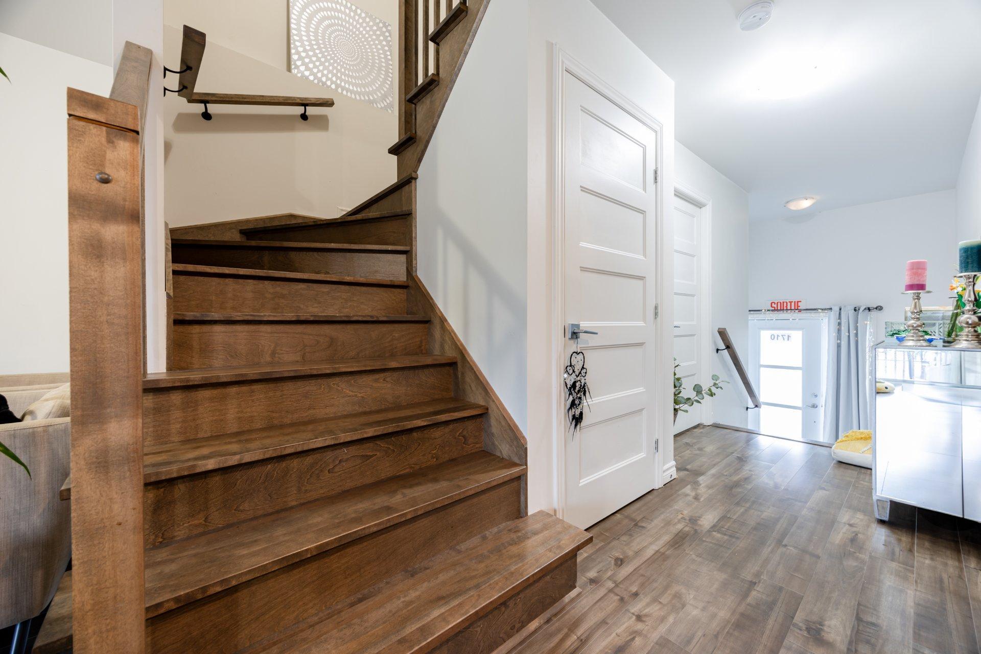 









1710


Rue Coderre

,
Longueuil (Saint-Hubert),




QC
J3Y4N1

