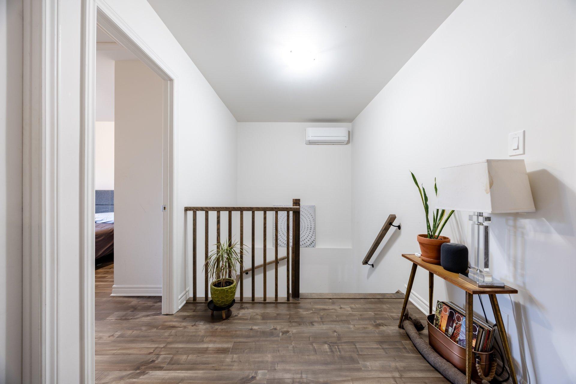 









1710


Rue Coderre

,
Longueuil (Saint-Hubert),




QC
J3Y4N1

