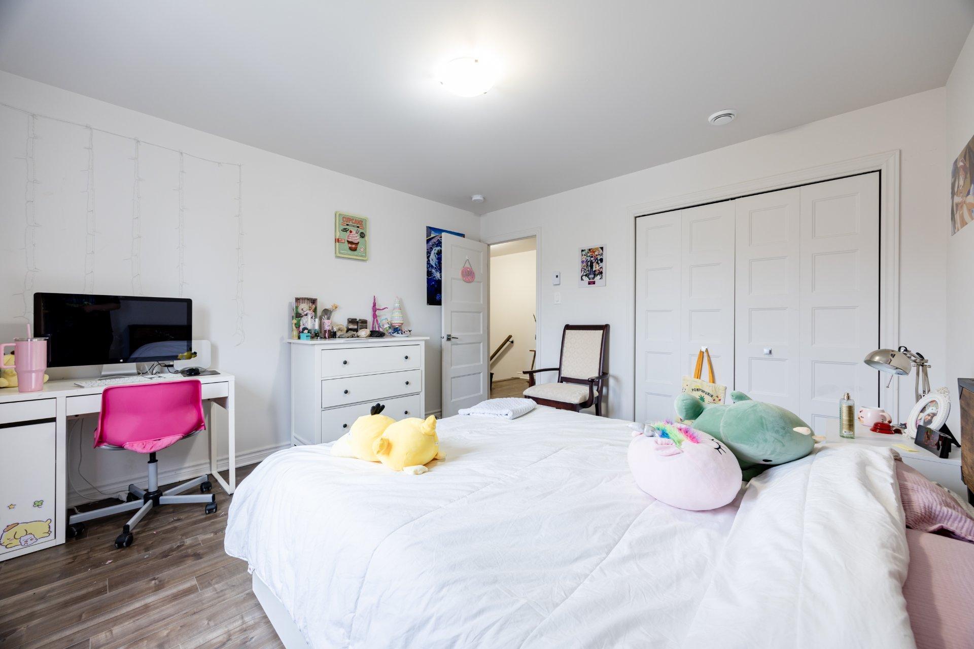 









1710


Rue Coderre

,
Longueuil (Saint-Hubert),




QC
J3Y4N1

