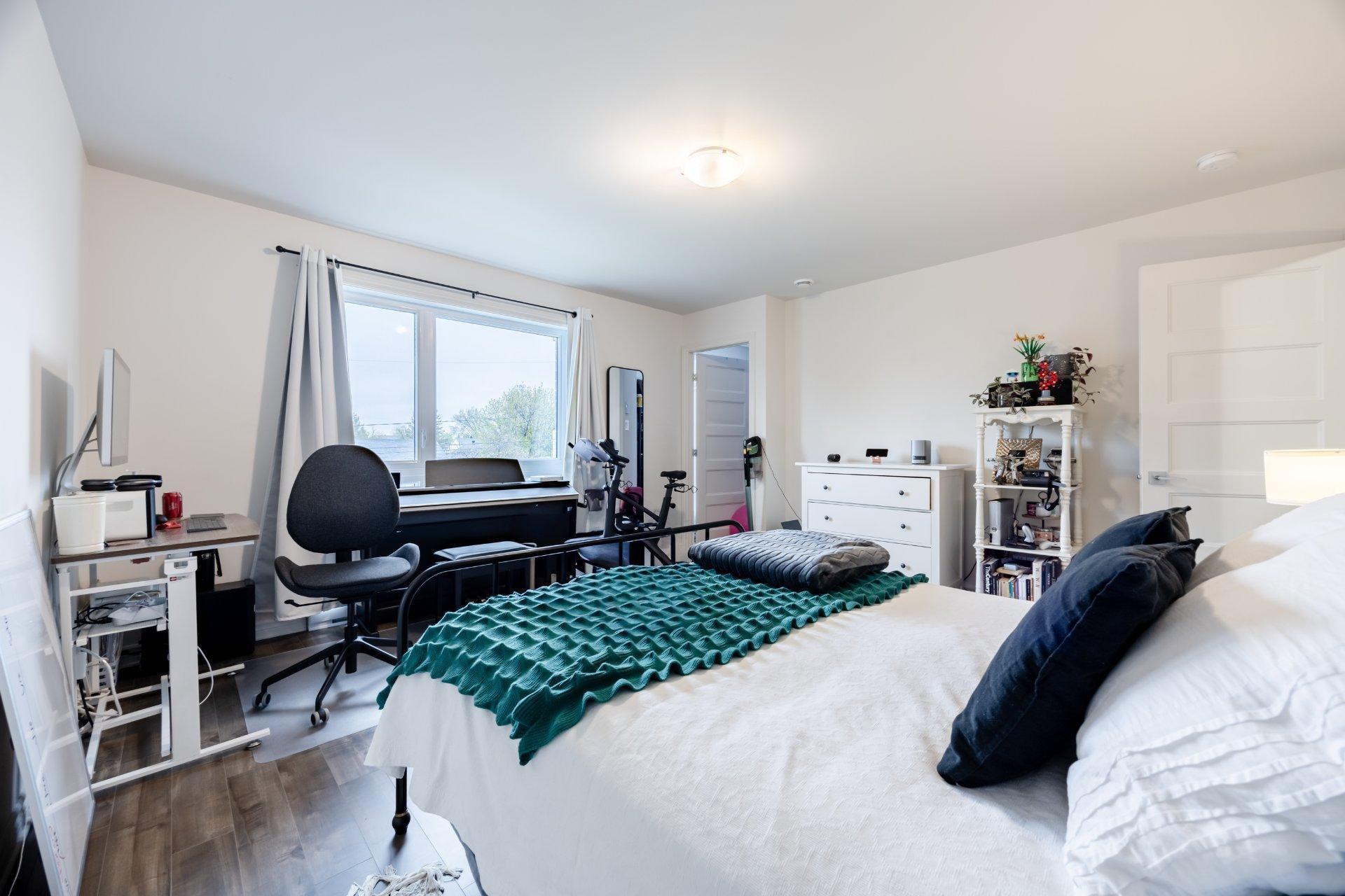 









1710


Rue Coderre

,
Longueuil (Saint-Hubert),




QC
J3Y4N1

